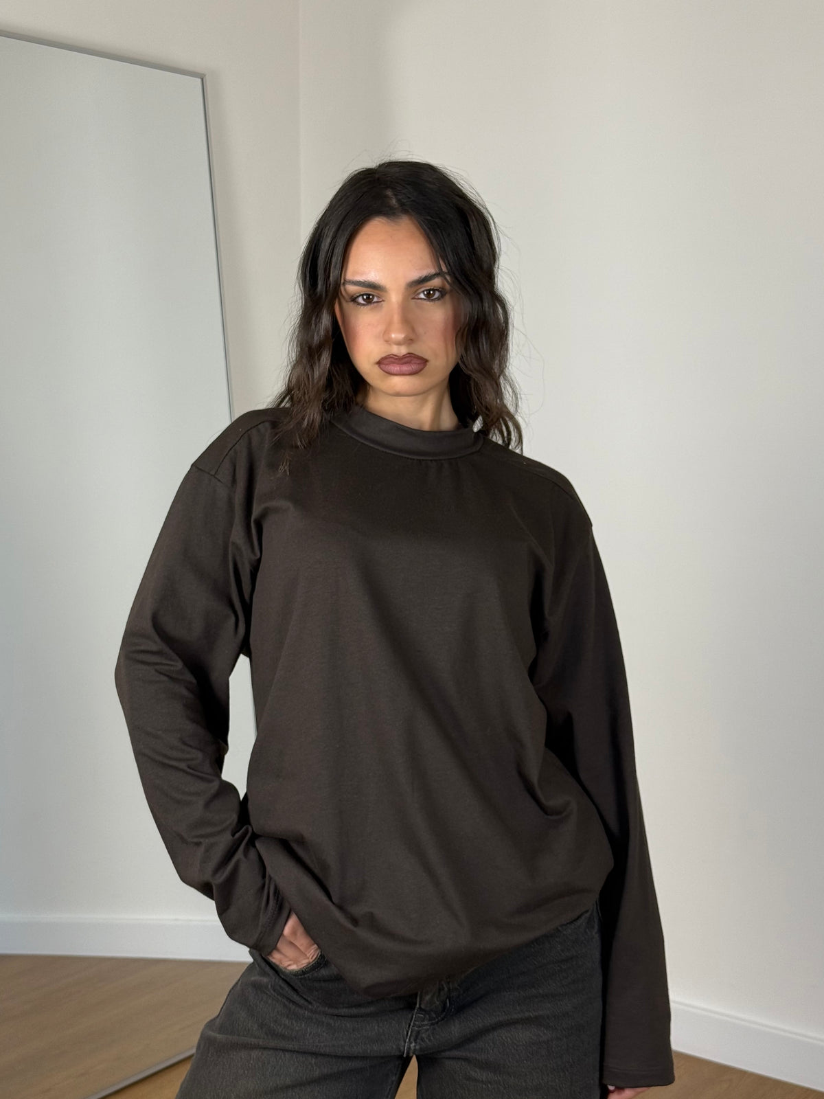 BASIC LONGSLEEVE MOCK-NECK SHIRT BROWN